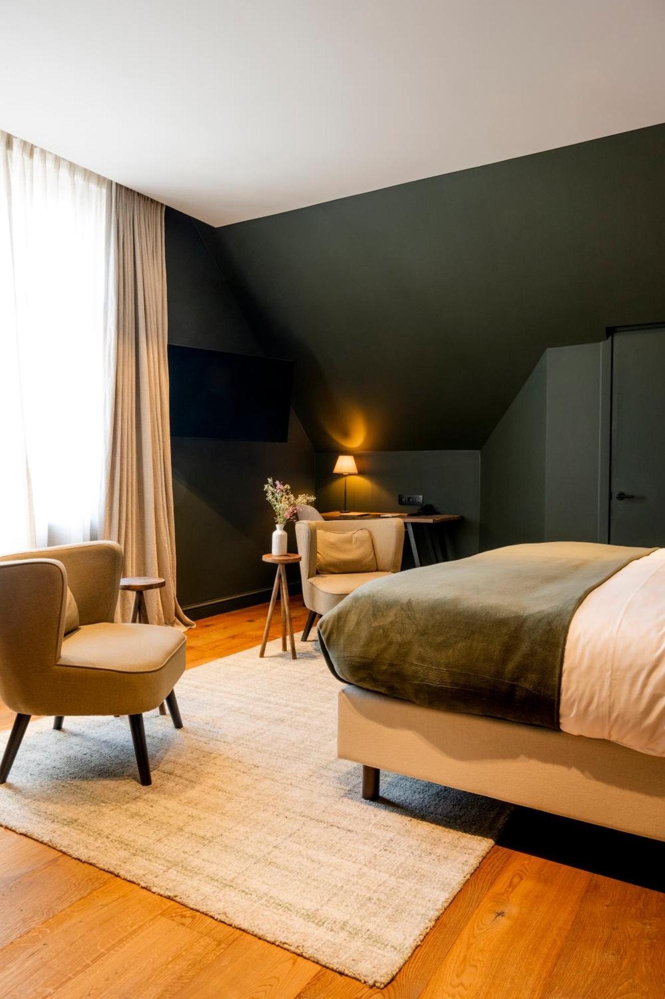Signature room
